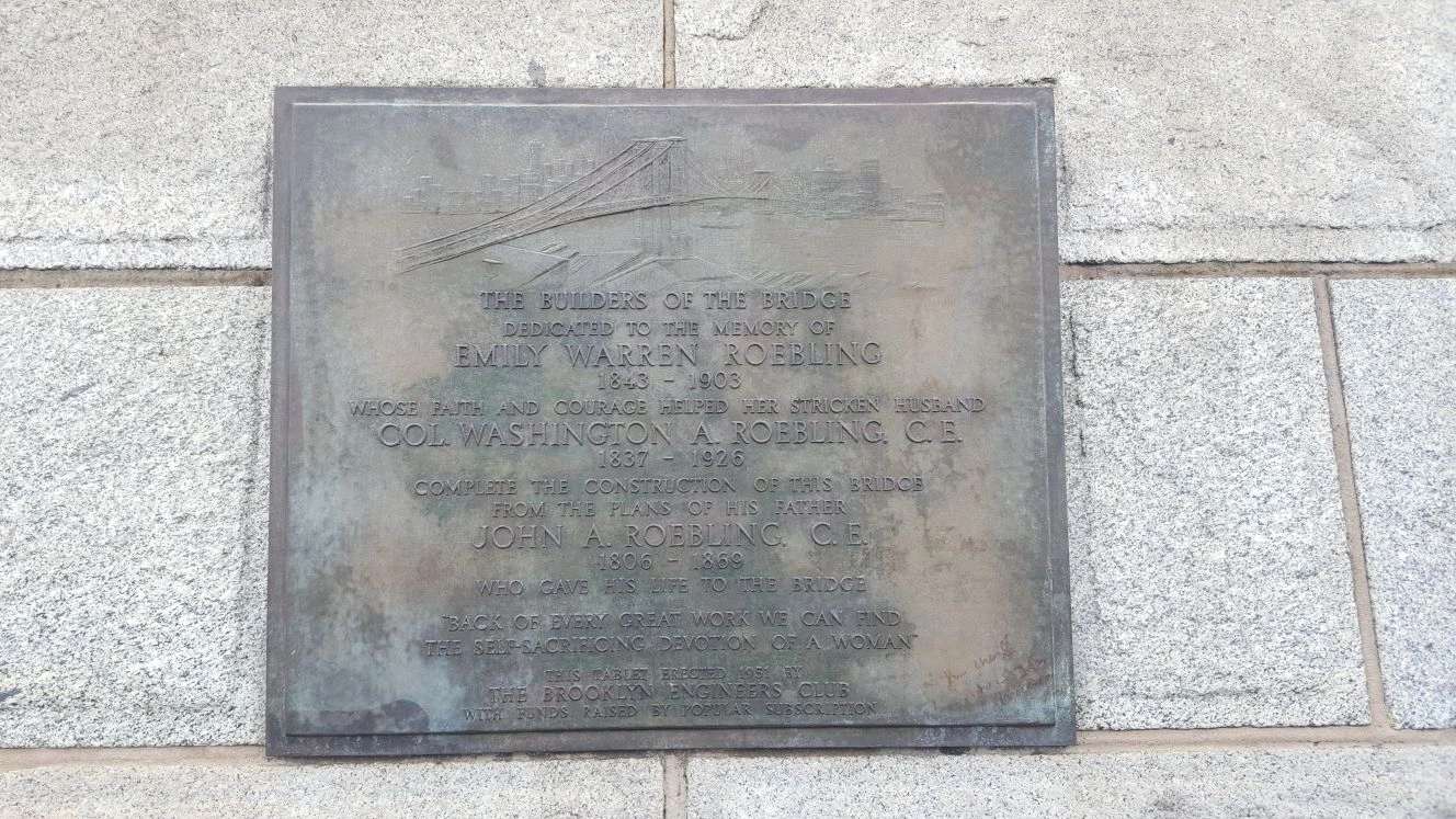 Placa conmemorativa sobre Emily en el puente de Brooklyn